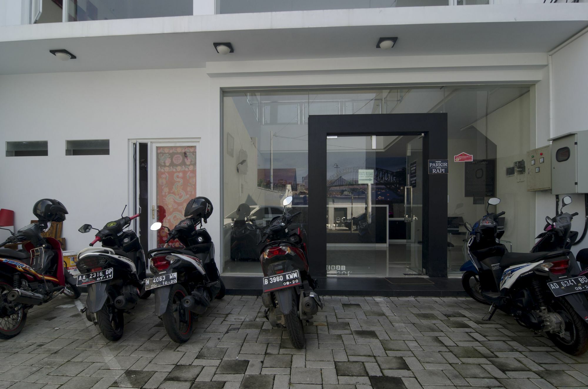 Reddoorz Near Lawang Sewu Hotel Semarang Bagian luar foto